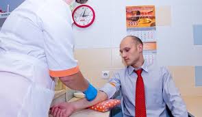 Photo: Examen du patient avant la chirurgie