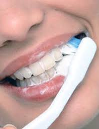 Photo: Nettoyage avec une brosse à dents