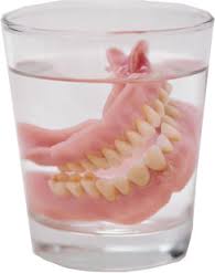 Photo: Nettoyage de la prothèse dans un verre d'eau
