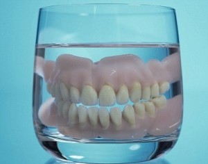 Photo: Nettoyage d'une prothèse dans un verre d'eau