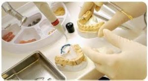 Photo: Réalisation d'une prothèse en laboratoire