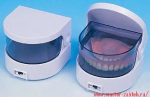Photo: Nettoyage d'une prothèse dentaire dans un bain à ultrasons.