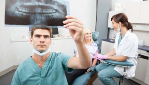 Photo: Examen du patient avant l'implantation