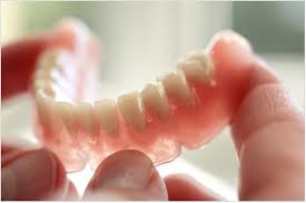 Photo: prothèse de mâchoire inférieure en silicone
