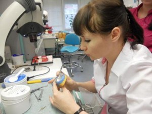 Photo: Réalisation d'une prothèse amovible en laboratoire