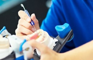 Photo: Fabrication de prothèses amovibles dans un laboratoire