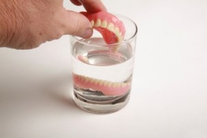 Photo: Stockage d'une prothèse amovible dans une solution spéciale