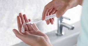 Photo: Blanchiment des dents avec un protège-dents